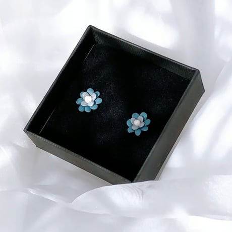 ブルーグレーのお花のピアス
