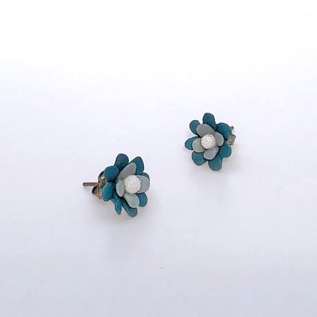 ブルーグレーのお花のピアス