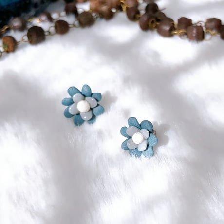 ブルーグレーのお花のピアス