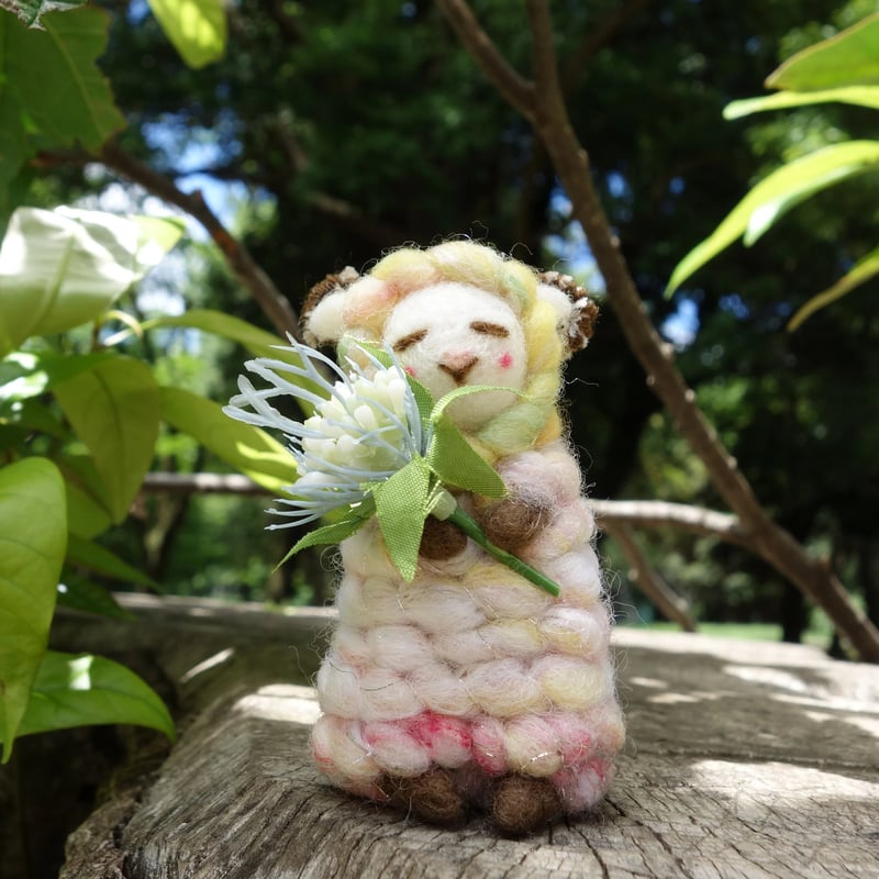 夢見るひつじ～黄色とピンクのひつじさん 手つむぎフェルトのかわいい