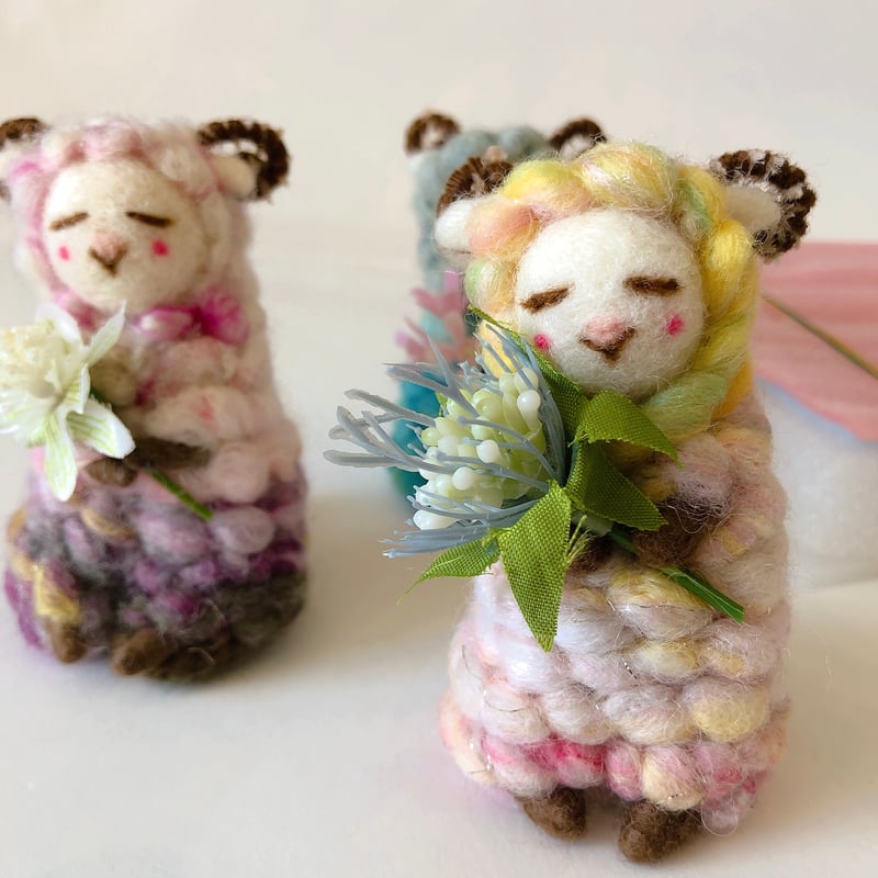 夢見るひつじ～黄色とピンクのひつじさん 手つむぎフェルトのかわいい
