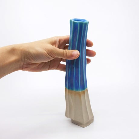 青色フラワーベース・一輪挿し　スロベニアのハンドメイド