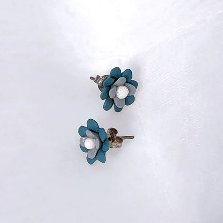 ブルーグレーのお花のピアス