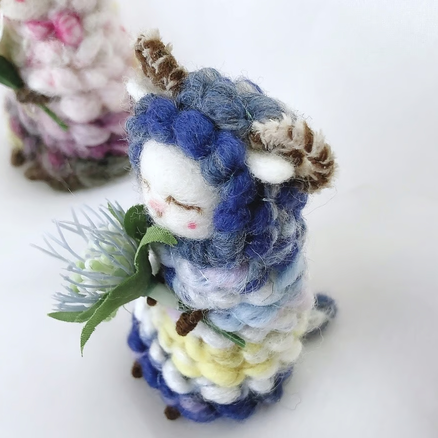 夢見るひつじ～ネイビー＆ちょっとイエローのひつじさん 手つむぎ