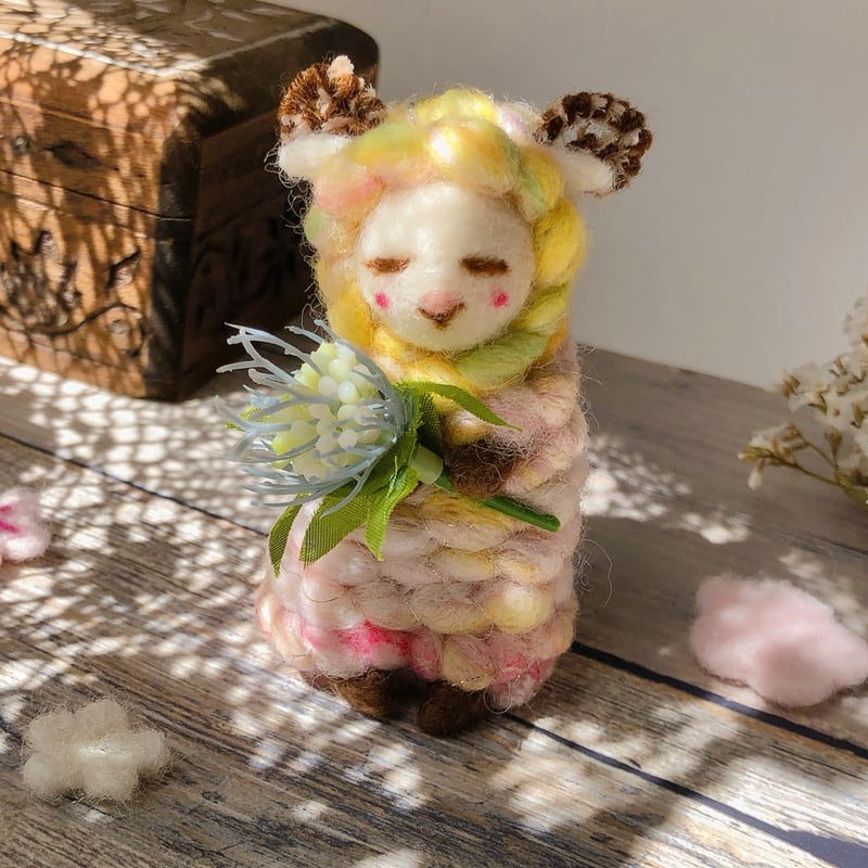 夢見るひつじ～黄色とピンクのひつじさん 手つむぎフェルトのかわいい