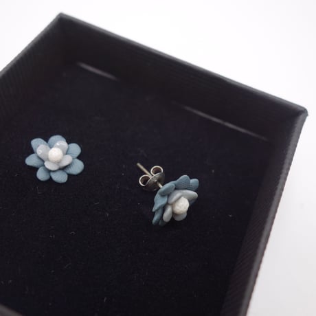 ブルーグレーのお花のピアス