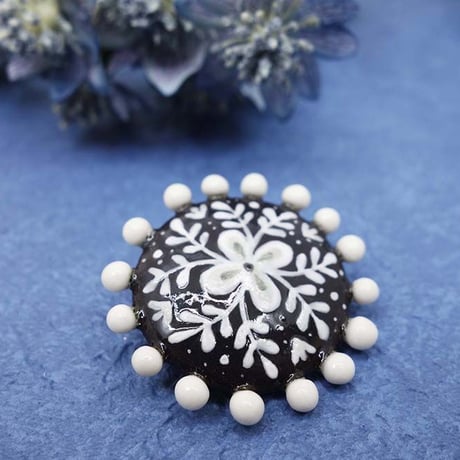 お花のブローチ(モノトーン)―リトアニアのハンドメイド