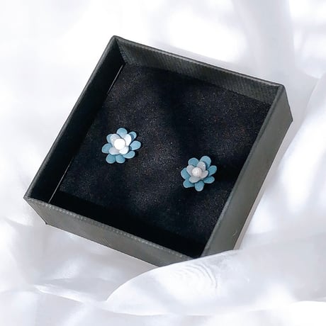 ブルーグレーのお花のピアス