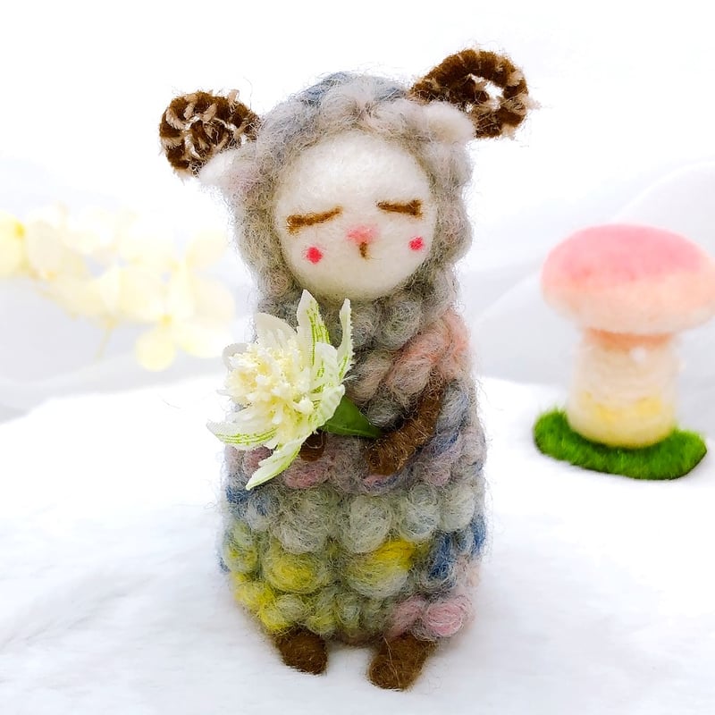 ✿羊毛フェルト✿ラフランス✿ひつじさん✿soda✿ 夢見るひつじ～ブルーグレーのひつじさん 手つむぎフェルトのかわいい