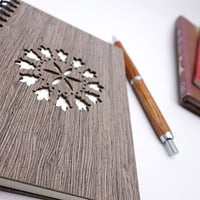 きらきらはっぱのお日さまノート・リトアニアの作家がデザインした木の表紙のかわいいノート。