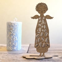 時の天使・リトアニアのデザイナーが作った木のオーナメント