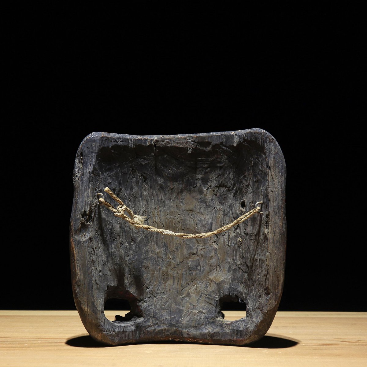 AJ42 天狗面 木彫一刀彫 時代物 壁掛け 漆塗 縁起物 天狗 全長63cm