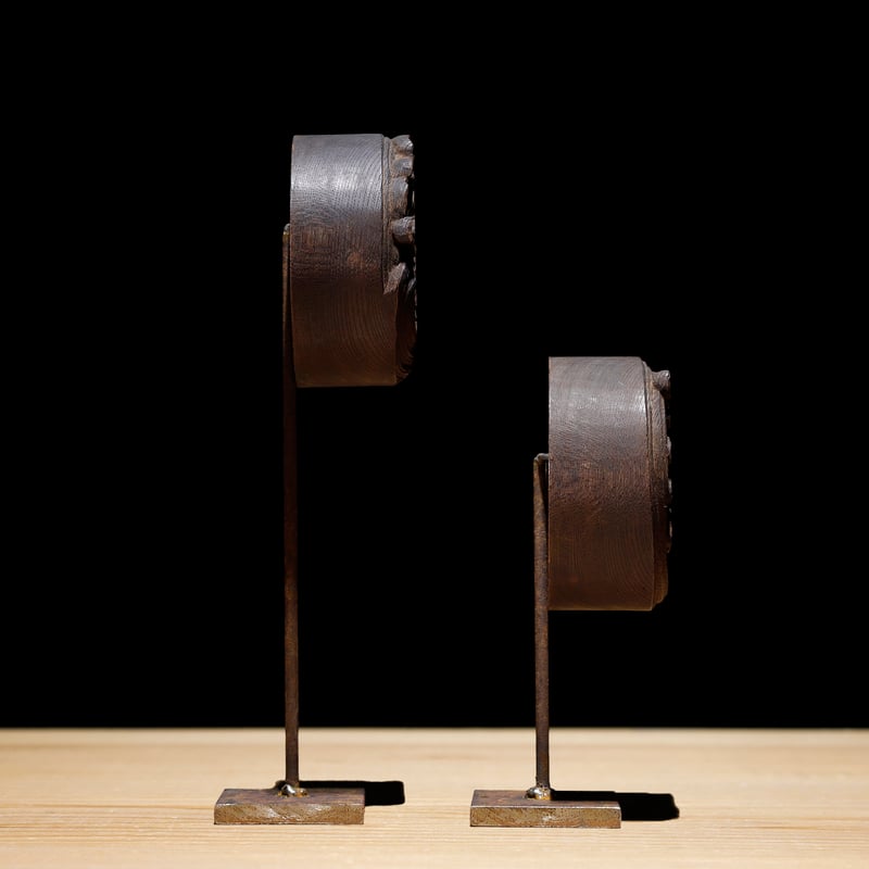 【木】　★ 家具 紅木浮彫如意紋五足小花台 ★　時代物　花卉 彫刻文様　明清家具 黄花梨| 插屏一木对开，山水纹蜿蜒如秘境，鬼眼藏灵韵。一木一