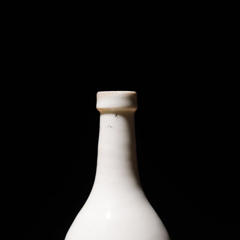 白い磁器の瓶 白い磁器の瓶
