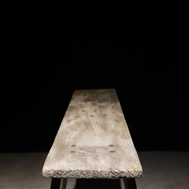 【年代モノ】一枚板が魅力的な傾斜のついた作業台 古道具 年代モノ】一枚板が魅力的な傾斜のついた作業台 古道具