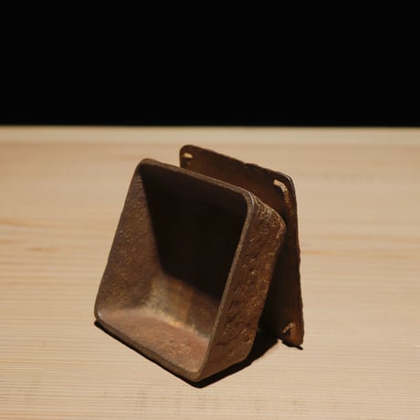 鉄製の蓋付小物入