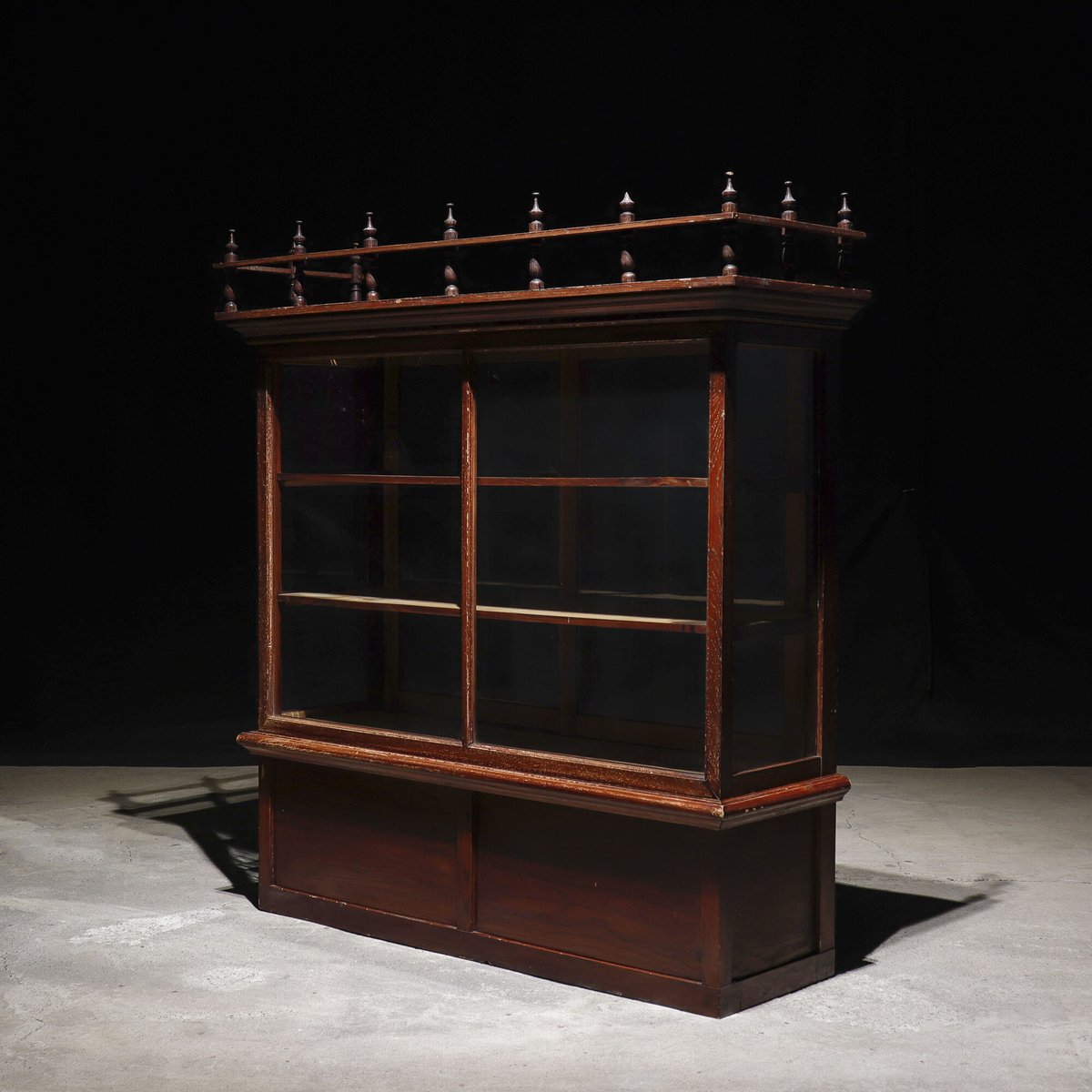 昭和家具　タバコ屋さんのガラスコーナーカウンター　赤と白のショーケース fit=scale-down,w=1200