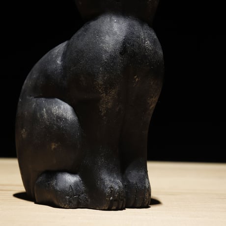 振り返り黑猫 木彫