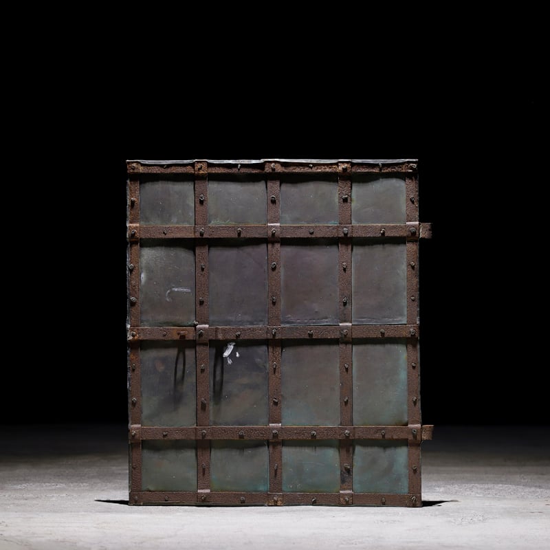 銅鉄の蔵窓 | 古物屋 壱両