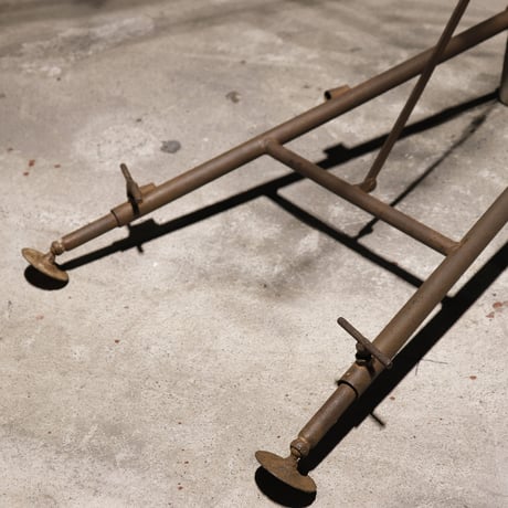 鉄脚の作業台