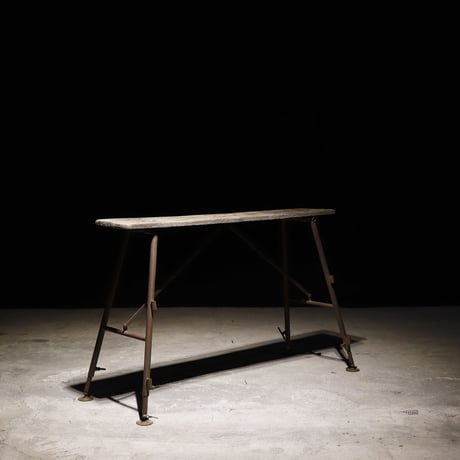 鉄脚の作業台