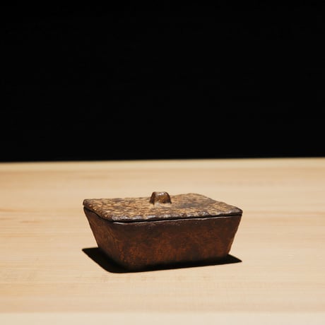 鉄製の蓋付小物入