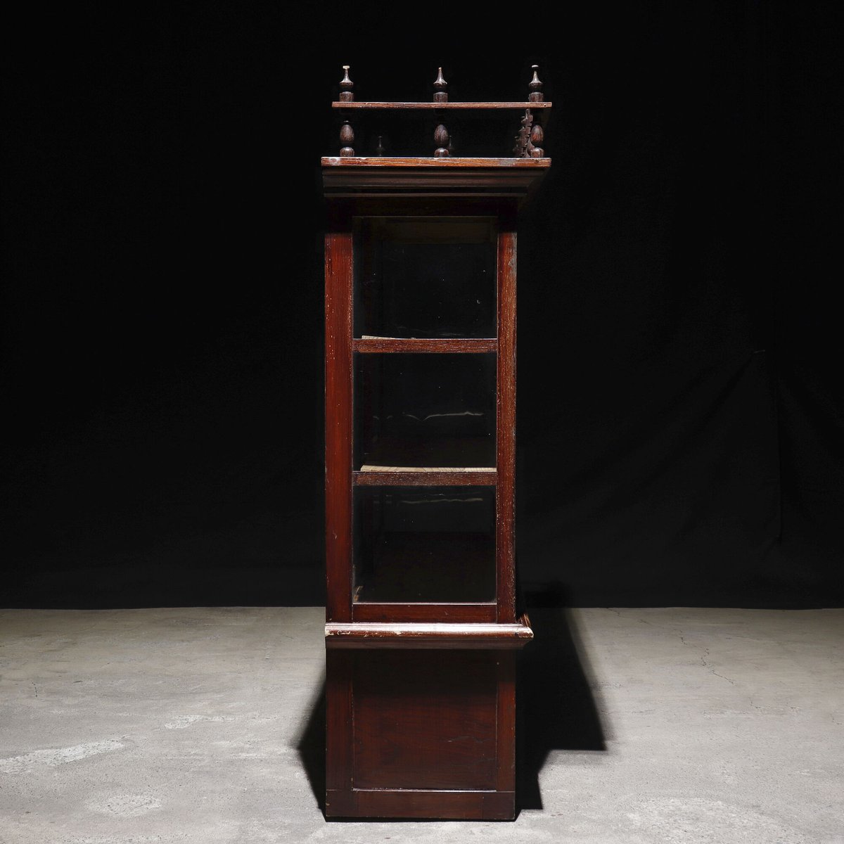 昭和家具　タバコ屋さんのガラスコーナーカウンター　赤と白のショーケース 昭和家具 タバコ屋さんのガラスコーナーカウンター 赤と白のショー