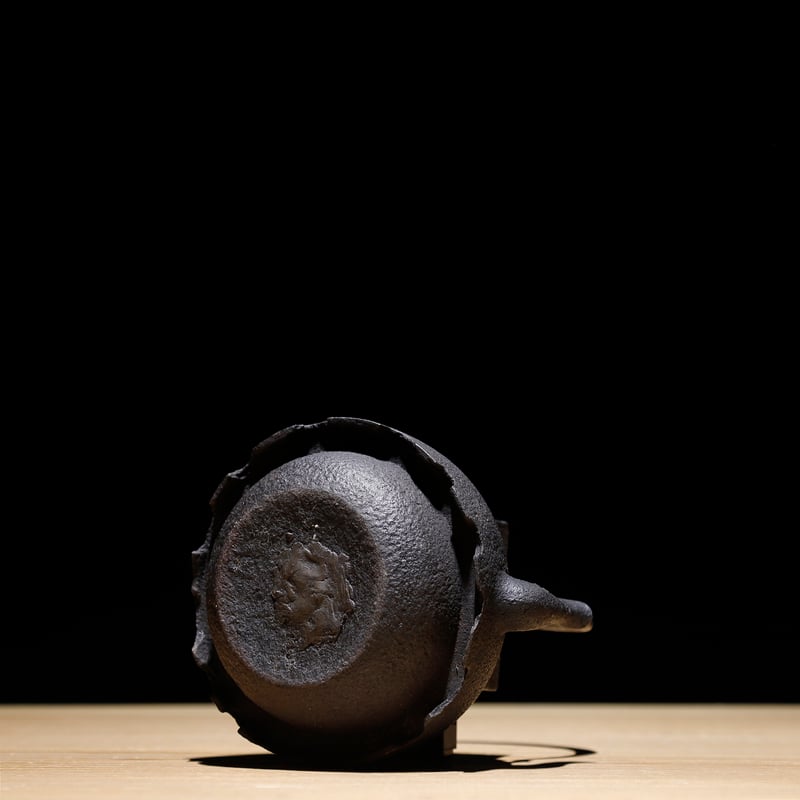 古鉄 纏枝蓮花紋 蒔絵蓋 鉄瓶 注器(K-LC688) 鉄瓶 | 古物屋