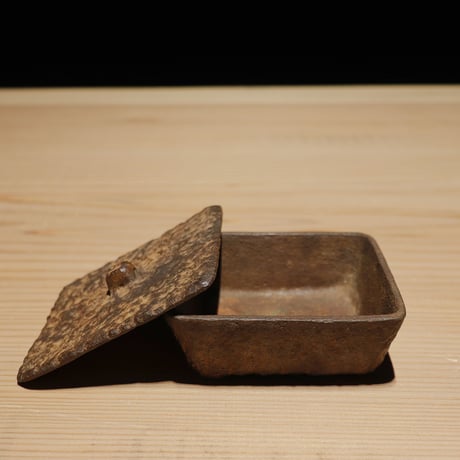 鉄製の蓋付小物入