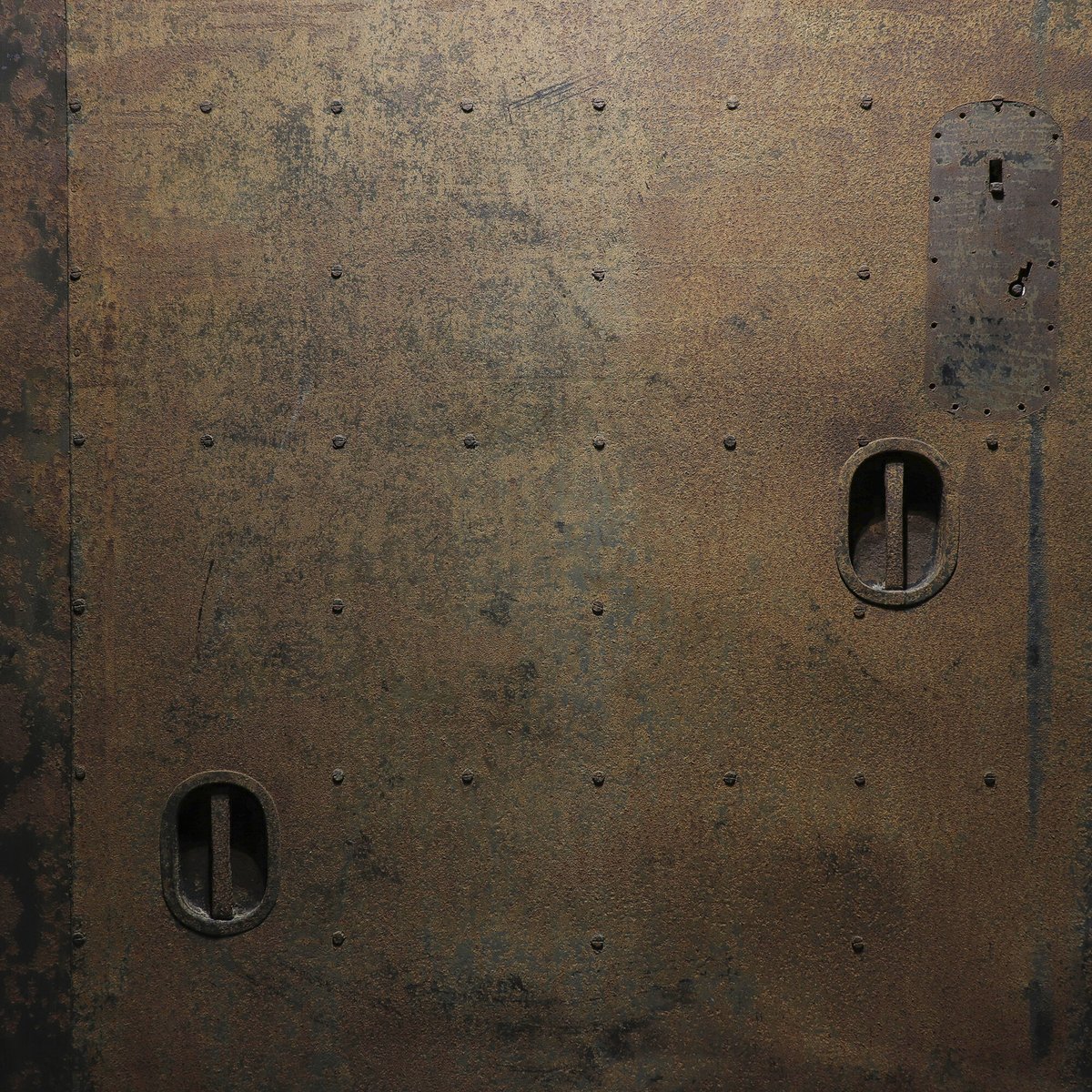 鉄の蔵戸 | 古物屋 壱両