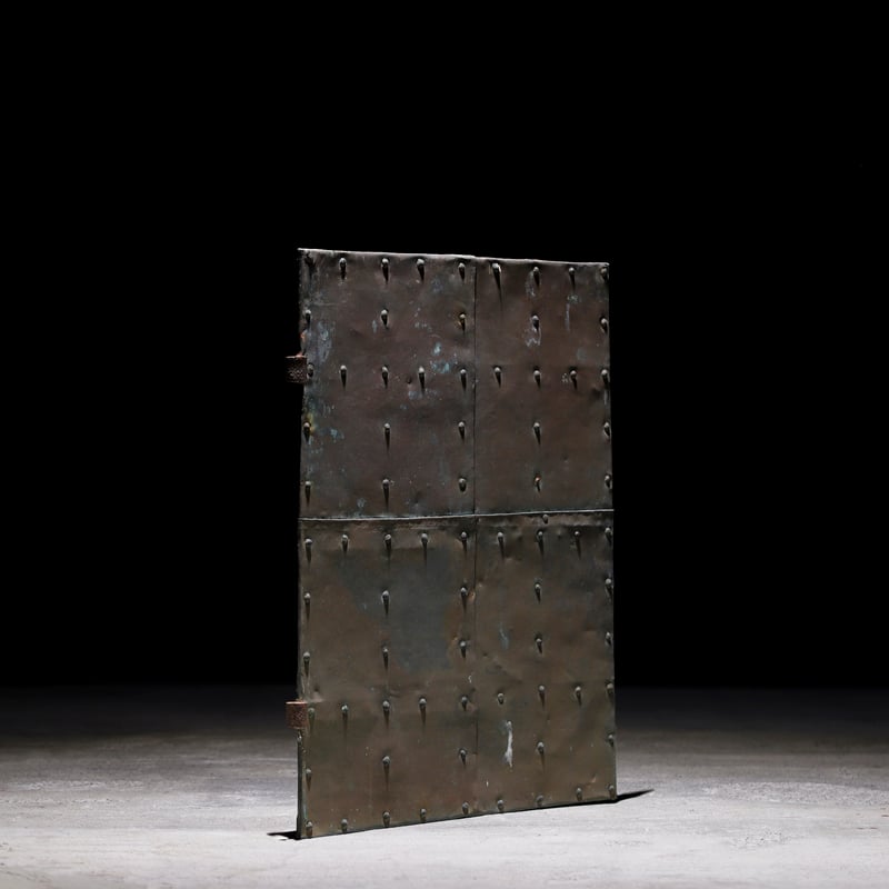 銅鉄の蔵窓 | 古物屋 壱両