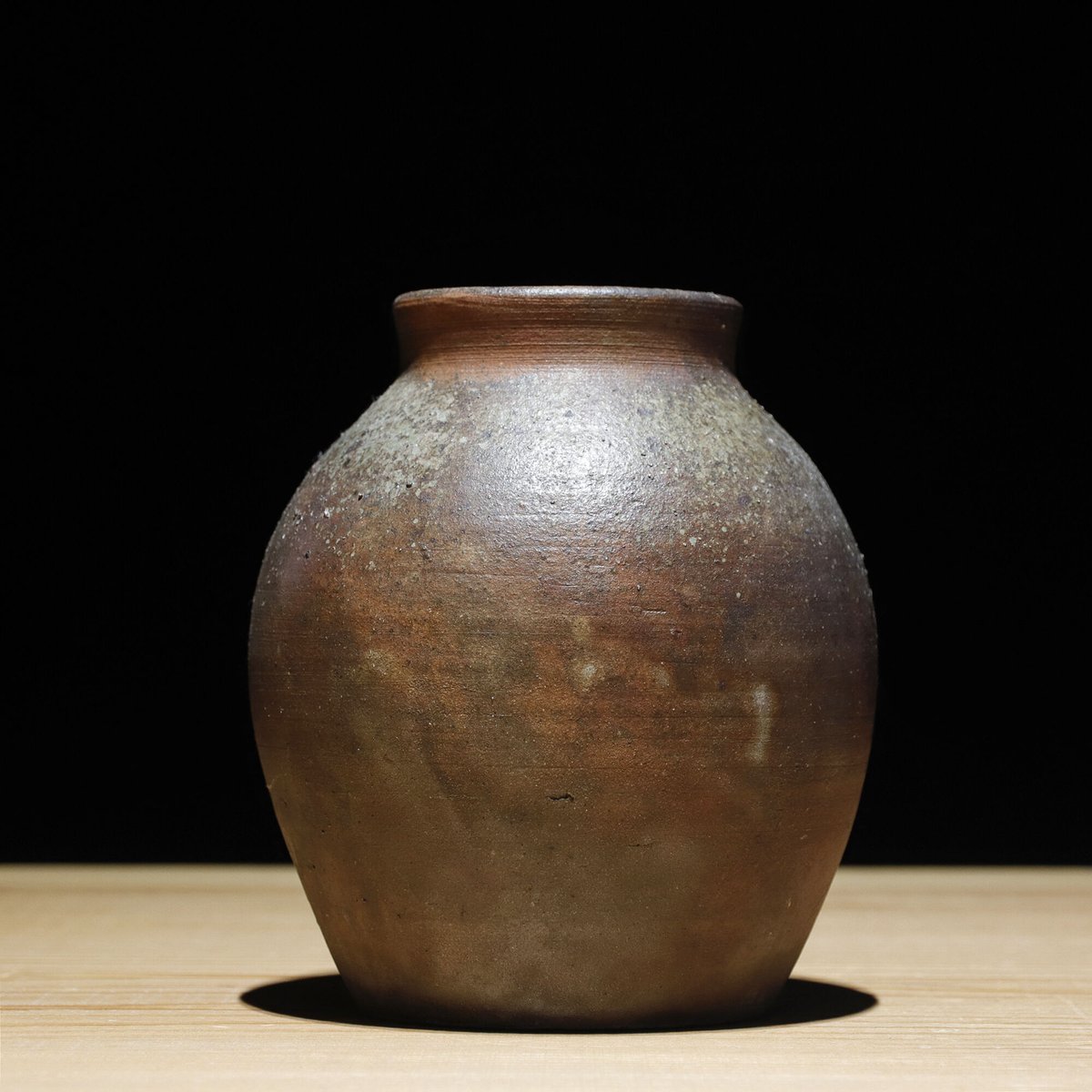 中国　黄釉小壺　人物　送料込み0719 中国 黄釉小壺 人物 送料込み0719