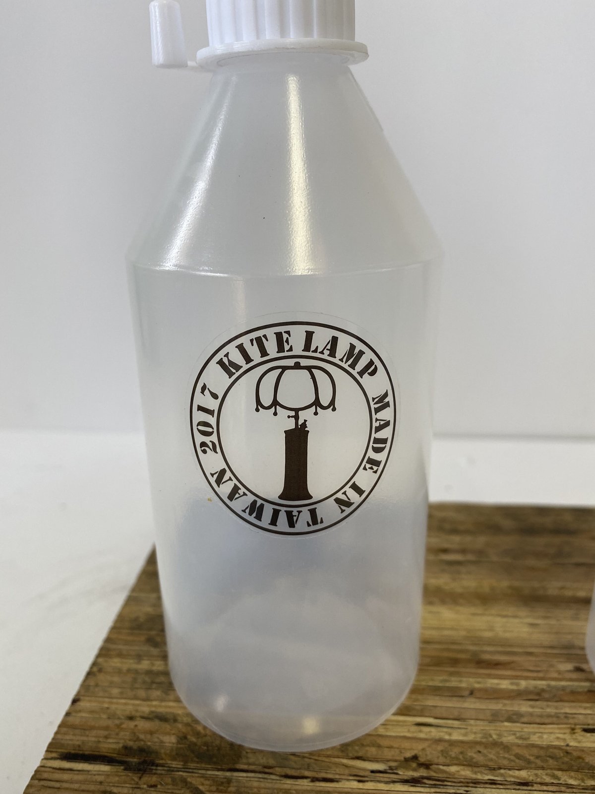 ヴィンテージ　大きな　蓋付きボトル　エメラルドグリーン　ガラスボトル Vintage Green Glass Quart Bottles 10.5