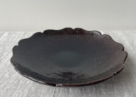黒飴釉稜花皿7寸＿後藤竜太