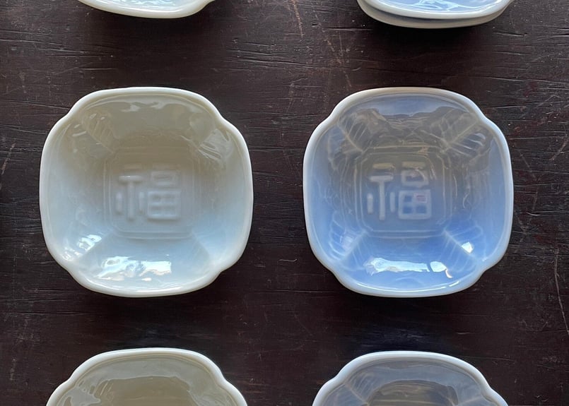 稲村真耶さん 湖水と生成陰刻更紗唐草7寸皿セット 稲村真耶さん 湖水と生成陰刻更紗唐草7寸皿セット 湖水釉 福