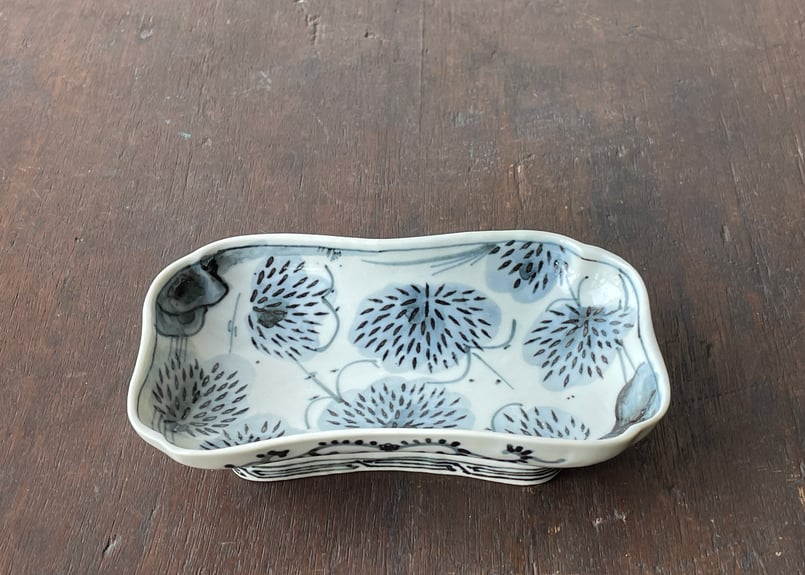 染付 笹文 隅切四方皿＿柳川謙治 | くらしの道具店rsつじどう