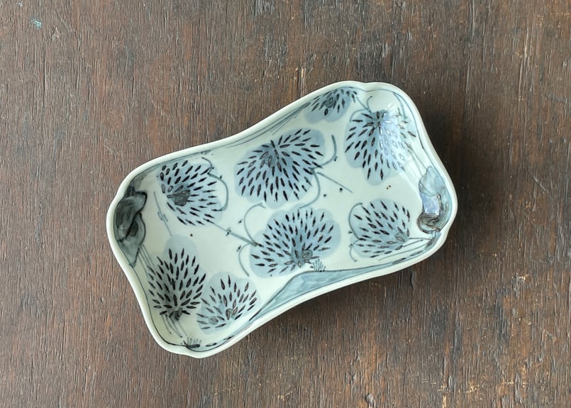 染付 笹文 隅切四方皿＿柳川謙治 | くらしの道具店rsつじどう