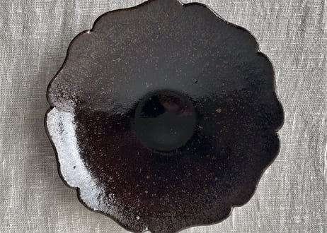 黒飴釉稜花皿7寸＿後藤竜太