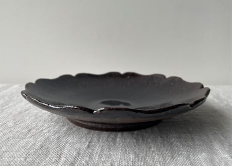 黒飴釉稜花皿7寸＿後藤竜太