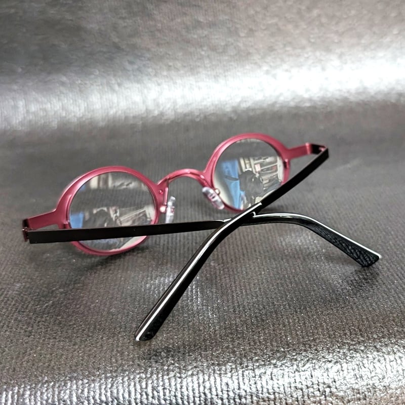 アバンギャルドで個性的 AXEL S./ドイツのメガネ職人による高品質な丸