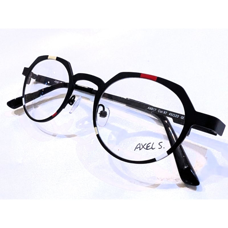 インテリジェンスを感じさせるアイウエアAxel.S（アクセル）で小粋に