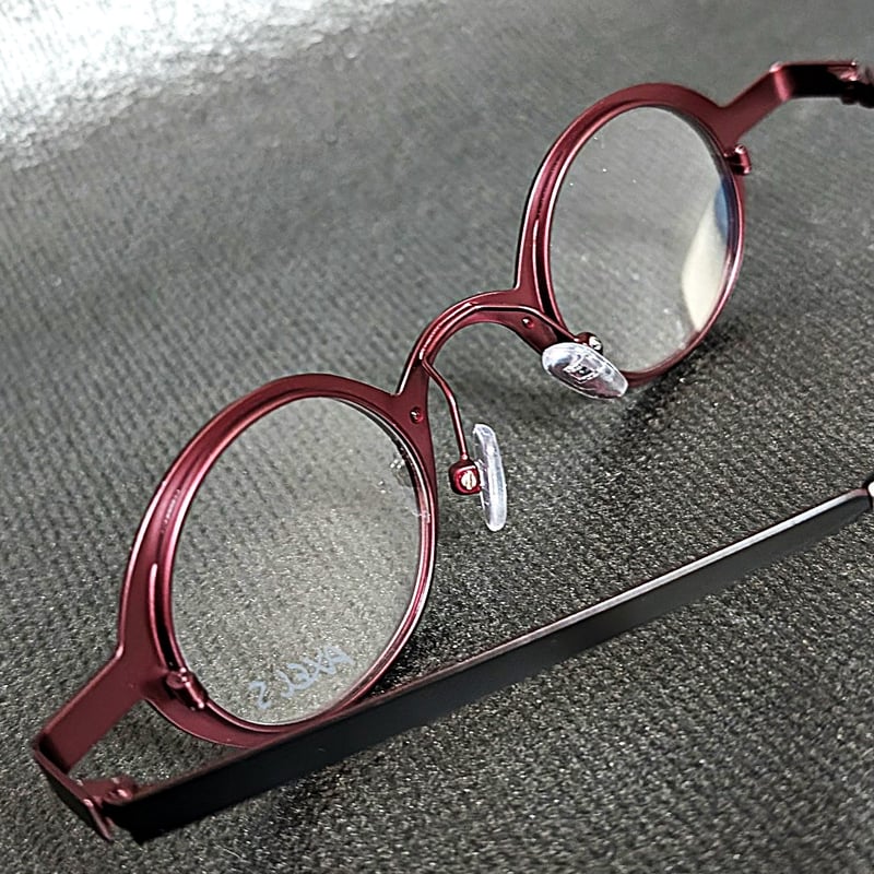 アバンギャルドで個性的 AXEL S./ドイツのメガネ職人による高品質な丸