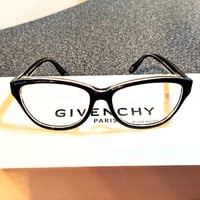 強すぎない黒。透き通るエレガンス。横顔に、フランスの美意識を。ジバンシーブラック