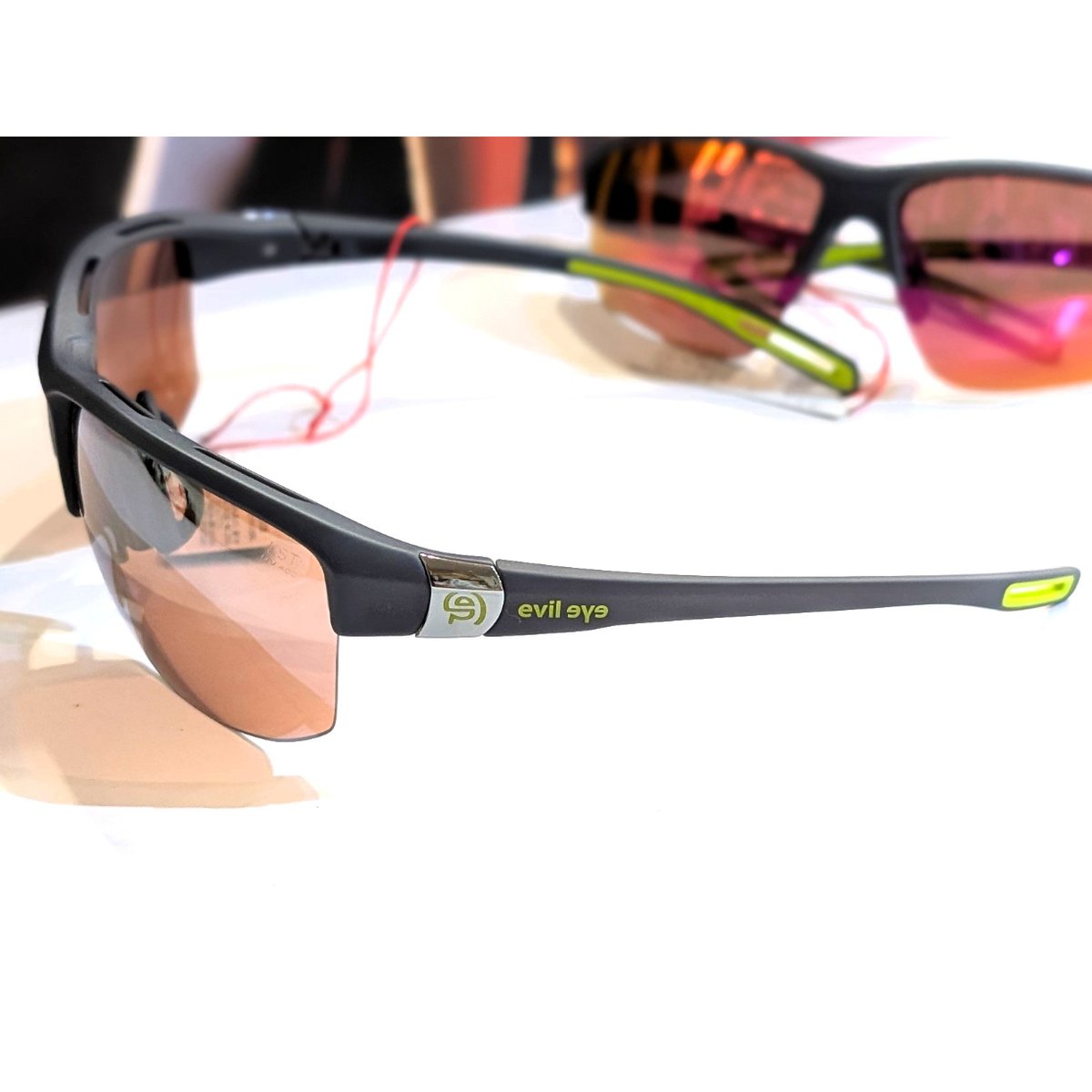 プレミアムなプロスポーツアイウエア「evil eye（イーブル アイ