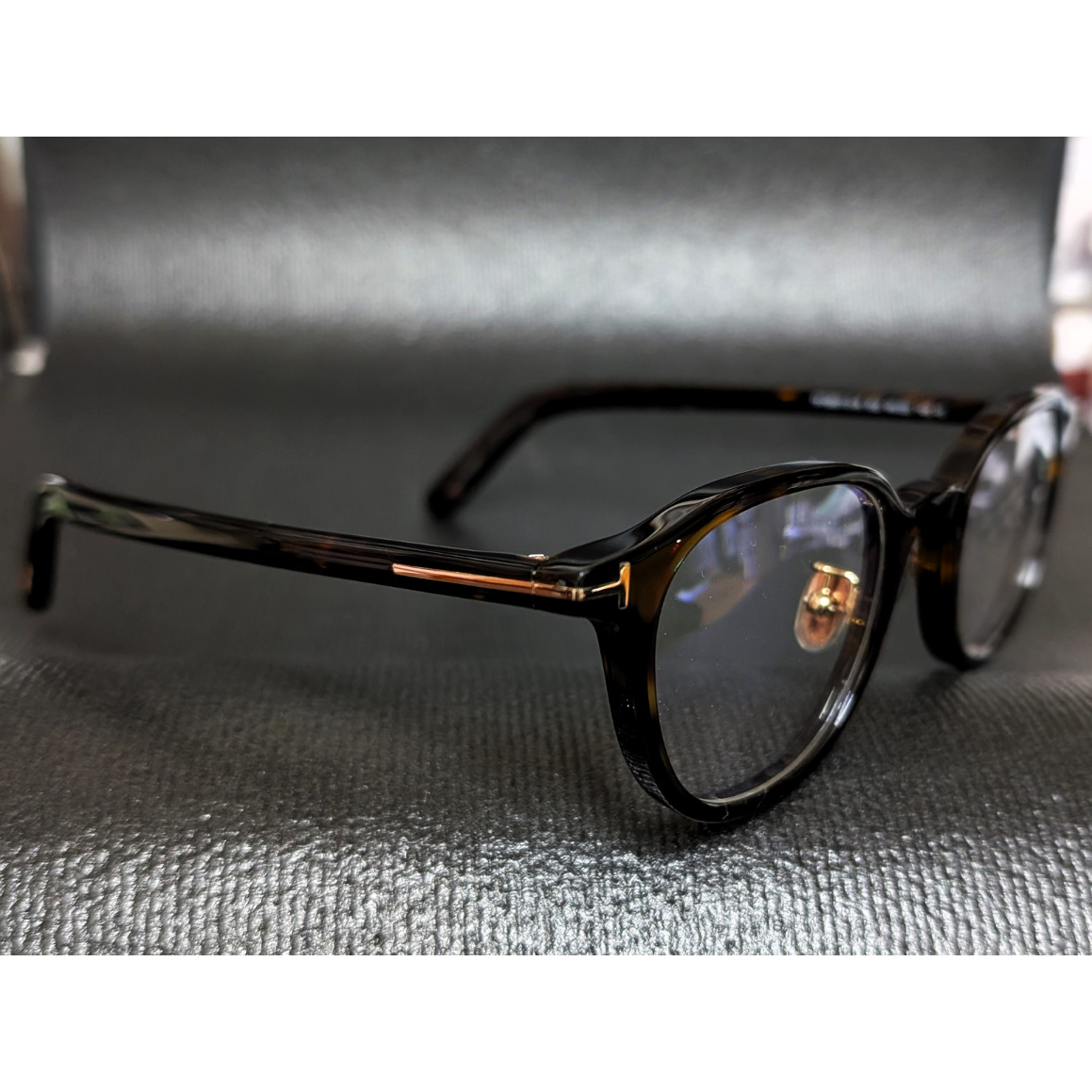 日本限定「TOMFORD」細身だから「T」が際立つ上品モデル、伊達メガネ