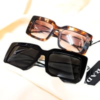 【PRADA】エッジの効いた立体感。横長スクエアで魅せる旬のサングラスSPR D01F