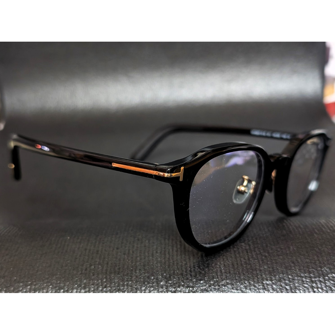 日本限定「TOMFORD」細身だから「T」が際立つ上品モデル、伊達メガネ