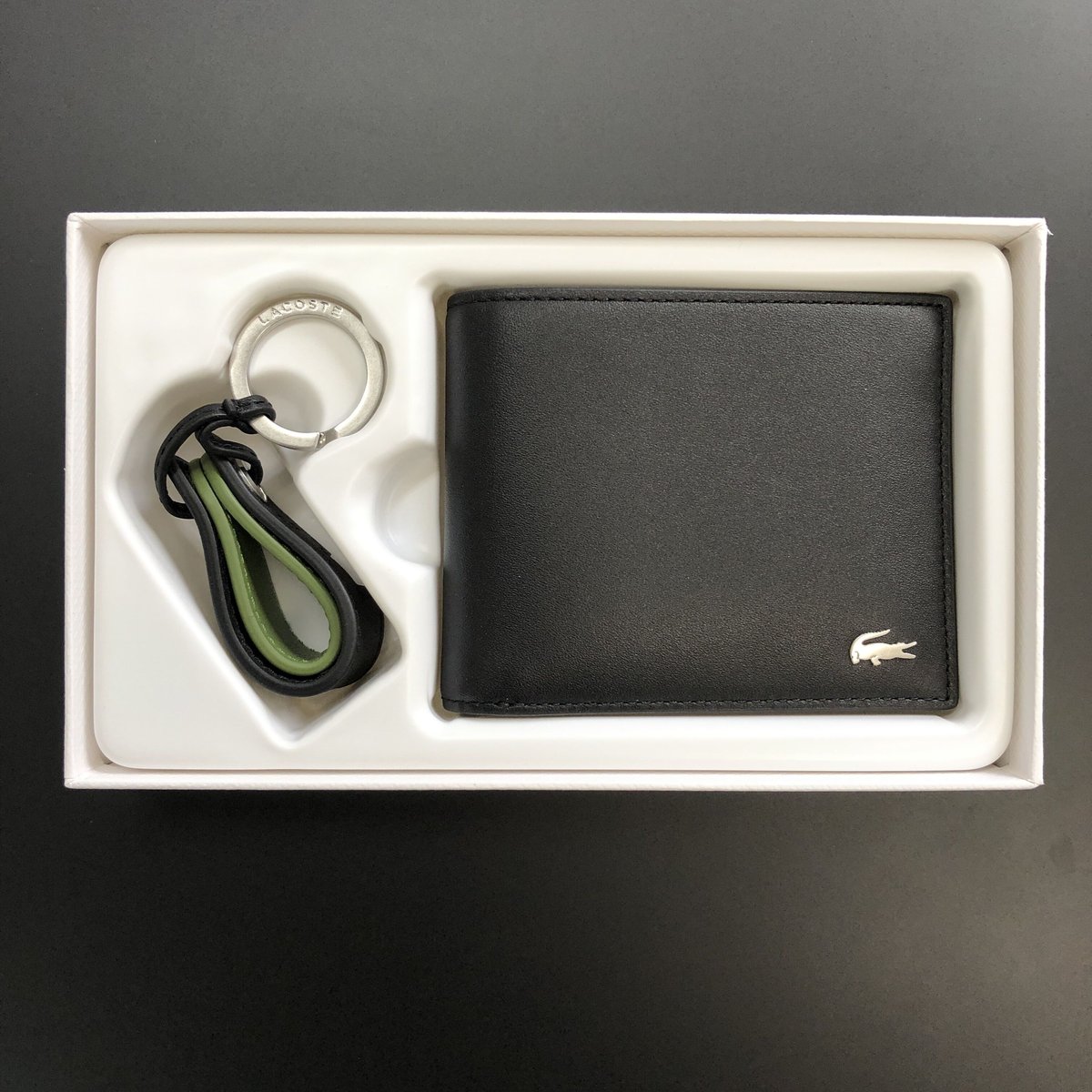 ギフトに最適】ラコステ 二つ折り財布 キーホルダー セット ギフトに最適】ラコステ 二つ折り財布 キーホルダー セット