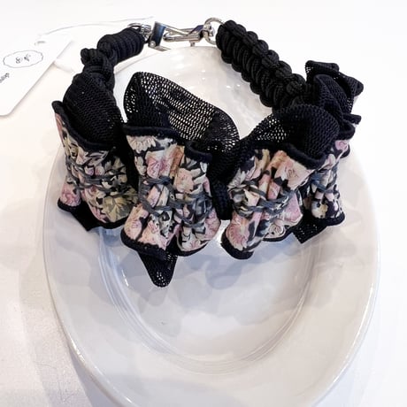 スモッキング刺繍のハンドストラップ〈ブラックandくすみピンク系／リバティチャイブ使用〉