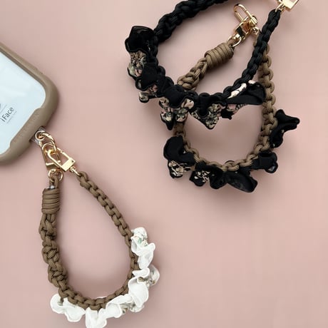 スモッキング刺繍のハンドストラップ〈ブラックandくすみピンク系／リバティチャイブ使用〉